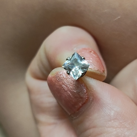 1 carat cubic zirconia stud earring - Picture 1 of 2